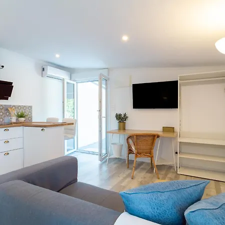 Moro's Friends House -