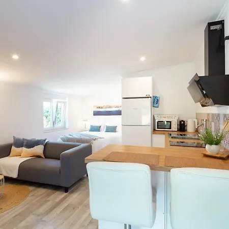 Moro's Friends House - *