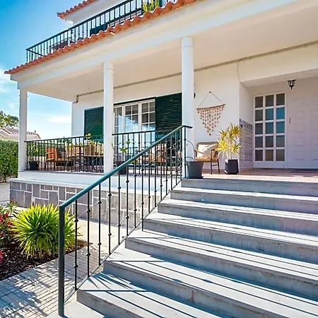Moro's Friends House - *