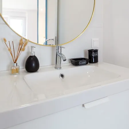 Moro's Friends House - *