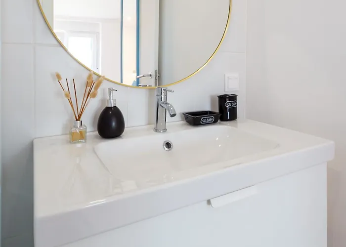 Moro's Friends House - *